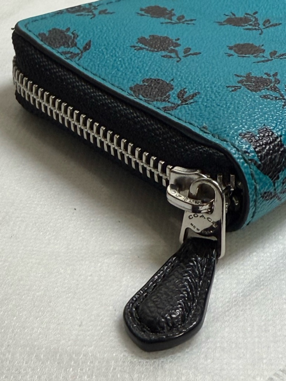 Coach Badlands Beauty and The Beast Zip-Around Wallet with Black Rose Motif EUC - Picture 7 of 12